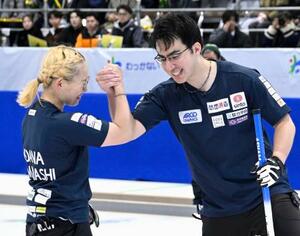 松村千秋、谷田康真組に勝利し代表に決まり、喜ぶ小穴桃里(左)、青木豪組=稚内市みどりスポーツパーク