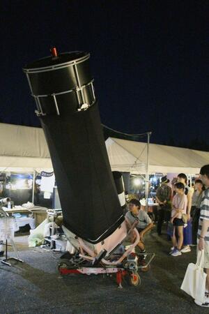 高さ3メートルの反射望遠鏡で天体観測を楽しむ来場者=胎内市夏井