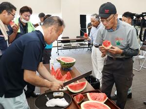 出荷最盛期を前に生産者らが集まった八色西瓜の目合わせ会=22日、南魚沼市浦佐