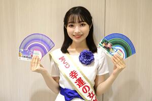 「幸運の女神」をつとめる木戸結菜さん=29日、新潟市中央区の新潟日報メディアシップ