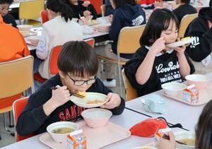早川史哉選手にちなんだメニューの給食を食べる児童ら＝上越市頸城区百間町