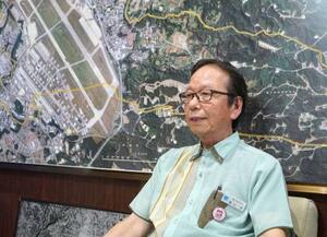 　インタビューに応じる沖縄県嘉手納町の当山宏町長＝１２日、嘉手納町役場