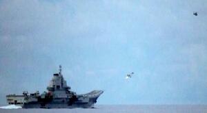 昨年9月、太平洋上で中国海軍の空母「遼寧」から発艦した戦闘機(中央)やヘリコプター(右上)(防衛省統合幕僚監部提供)