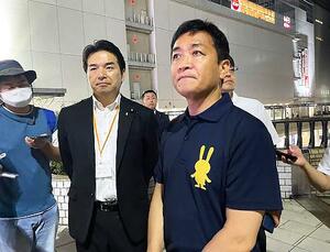 水戸市で記者団の取材に応じる国民民主党の玉木代表=15日午後