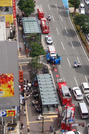 事故があったビル周辺に集まった消防車両など=8日午後2時35分、福岡市中央区