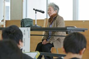 被爆体験などを児童に語る本間文紀子さん=1月30日、村上市の村上小学校