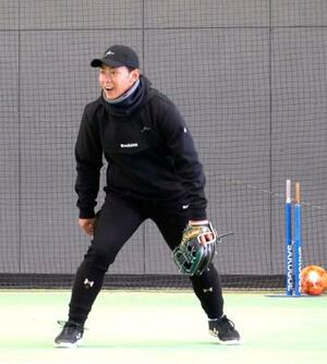 　守備練習するソフトバンク・今宮＝福岡県宮若市