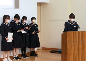 スイスのツェルマット村での体験を報告する中学生=妙高市役所