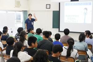 児童が医師の仕事について学んだ講演会=柏崎市学校町