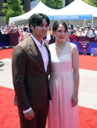 米大リーグ、オールスター戦の試合前恒例行事、レッドカーペットショーで撮影に応じるドジャース・大谷翔平と妻真美子さん＝アーリントン（共同）