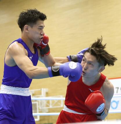 成年男子ウエルター級決勝　六井和（右・拓大）の右がヒット＝滋賀県東近江市