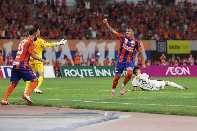 新潟-鹿島 前半、同点ゴールを決めたMFマテウス・モラエス(右)=ビッグスワン