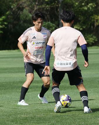 J1第32節G大阪戦に向け、練習するJ1アルビレックス新潟のMF新井泰貴(左)=26日、聖籠町