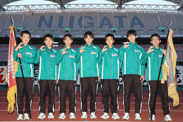 県高校男子駅伝を県高校新、大会新で制した中越の選手たち＝新潟市中央区