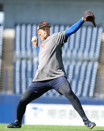 ドラフトから一夜明け、キャッチボールする能登嵩都＝エコスタ