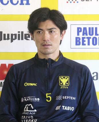 取材に応じるシントトロイデンの谷口彰悟＝７日、シントトロイデン