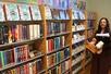さまざまな本がそろうバンドハーゲン校の図書室=3月、スウェーデン・ストックホルム(共同)