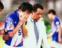 1993年10月のW杯米国大会アジア最終予選イラク戦で引き分け、泣きじゃくる柱谷(左)を慰めるオフト氏=ドーハ(共同)