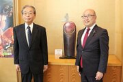 創作支える村への感謝を形に…弥彦村の工芸作家・西片正さんが作品寄贈　夕日とチョウ幻想的に表現