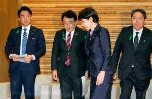 　閣議に臨む高市首相（右から２人目）ら。左端は小泉防衛相＝２１日午前、首相官邸