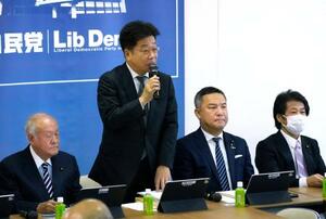 自民党の政治制度改革本部などの合同会議であいさつする加藤勝信本部長(左から2人目)。左端は鈴木幹事長=3日午後、東京・永田町の党本部