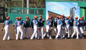 ハイタッチを交わす、オイシックスの選手たち＝ＣＡＲ３２１９フィールド