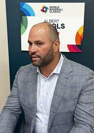 取材に応じるドミニカ共和国のプホルス監督=9日、オーランド(共同)