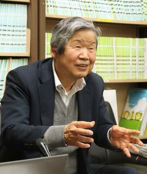 判決後に記者会見する本蔵義信さん=26日午後、名古屋市