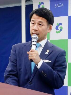 　記者会見する佐賀市の坂井英隆市長＝２１日午前、佐賀市役所