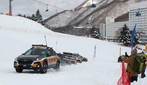 苗場スキー場を駆け上がる「ゲレンデタクシー」=湯沢町三国