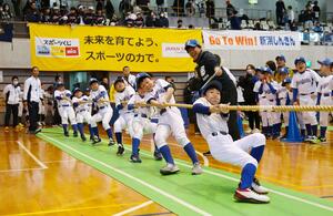 ユニホーム姿の児童らが参加した市民綱引き大会＝２２日、新潟市中央区