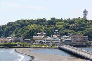 江の島に続くトンボロ。右は江の島大橋(藤沢市観光協会提供)