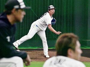 　ブルペンで投げ込むロッテ・益田＝都城