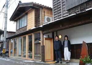 妻入りの街並みが広がる旧北国街道沿いにオープンした「たわい」=出雲崎町尼瀬