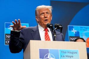 25日、オランダ・ハーグで記者会見するトランプ米大統領(AP=共同)
