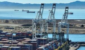 米カリフォルニア州の貿易港=2022年(ゲッティ=共同)