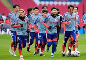 　イングランド戦に向け最終調整する堂安（手前左）ら日本代表＝ロンドン（共同）