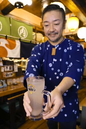 両川地区産の規格外ナシを使ったボスリバーサワー=10日、新潟市江南区旭2