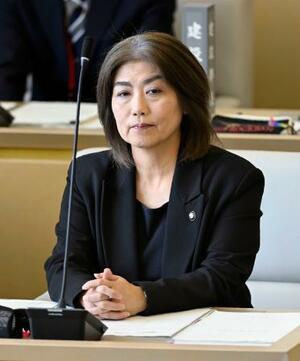 静岡県伊東市議会の臨時議会に出席した田久保真紀市長=31日午前