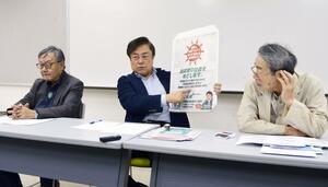 東電柏崎刈羽原発の再稼働を巡る独自の意識調査について説明する、佐々木寛・新潟国際情報大教授(中央)ら=19日、新潟市中央区