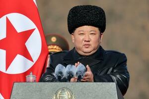 　朝鮮人民軍創建７８年となった８日、国防省を訪れた北朝鮮の金正恩朝鮮労働党総書記（朝鮮中央通信＝共同）