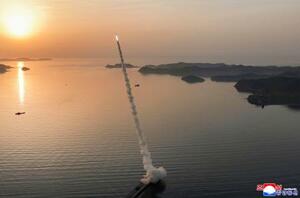 　北朝鮮のミサイル総局が実施した戦術弾道ミサイルの試射＝１９日（朝鮮中央通信＝共同）