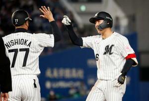 6回、勝ち越し打を放ち、コーチとタッチを交わすロッテ・西川=ZOZOマリン