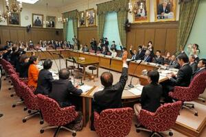 所得税法の一部を改正する法律案を可決した参院財政金融委=31日午前