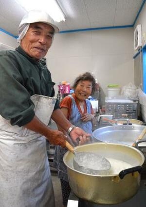 　昔ながらの製法で約２０年間ミキを作り続ける恵知津子さん（右）と夫の秋雄さん＝鹿児島・奄美大島
