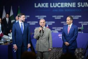 スイス中部ビュルゲンシュトックで協議に臨む(左から)バンス米副大統領、パキスタンのシャリフ首相、カタールのムハンマド首相=21日(パキスタン政府提供、ゲッティ=共同)