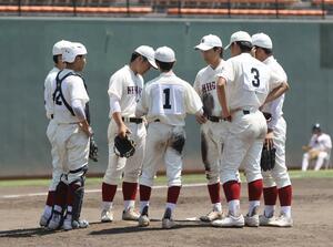 ピンチの場面で集まる新潟商の選手=230日、三条パール金属スタジアム