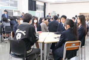 専門学校生から簿記の勉強法を学ぶ新発田商業高の生徒=新発田市板敷