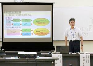 十日町高に新設される探究科について説明する鈴木勇二校長=十日町市本町西1