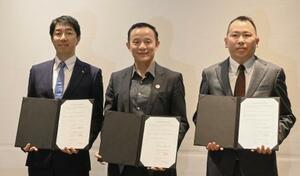 中国の電池大手CATLなどと蓄電池を供給する契約を締結し、写真に納まるダイヘンの服部将之執行役員(左)=6日午後、大阪市北区
